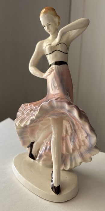 Фарфоровая статуэтка