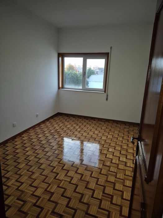 Apart. T 3 com garagem fechada p/ 1 carro junto a BOSCH em braga