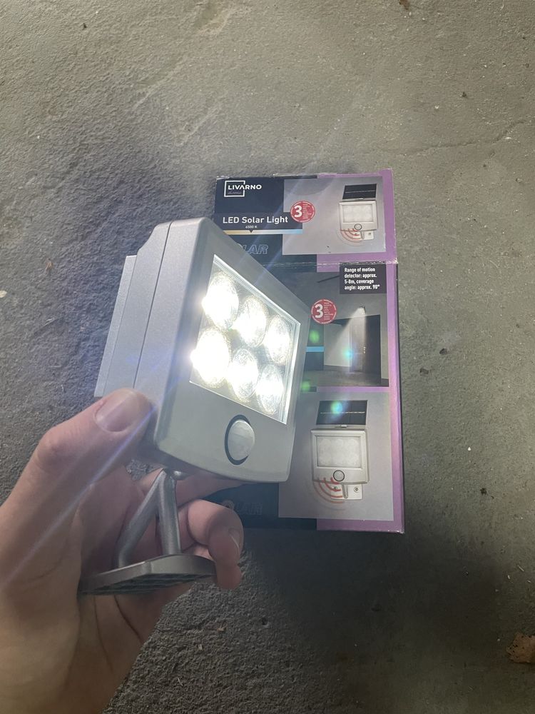 Zewnetrzna lampka solarna LED z czujnikiem ruchu
