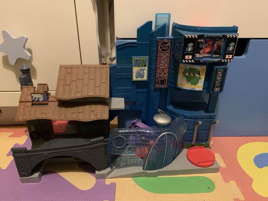 Garagem do Faisca Carros 2 da Disney