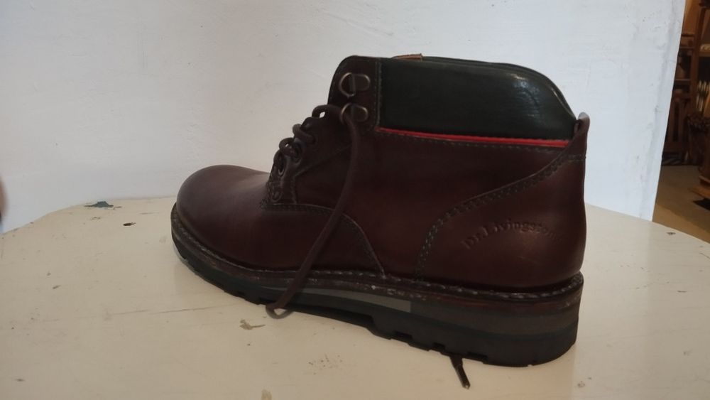 Botas em pele muito resistente
