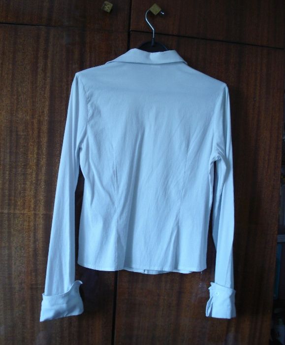 Белая классическая блузка