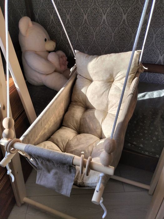 Гойдалка з дерев'яною стійкою