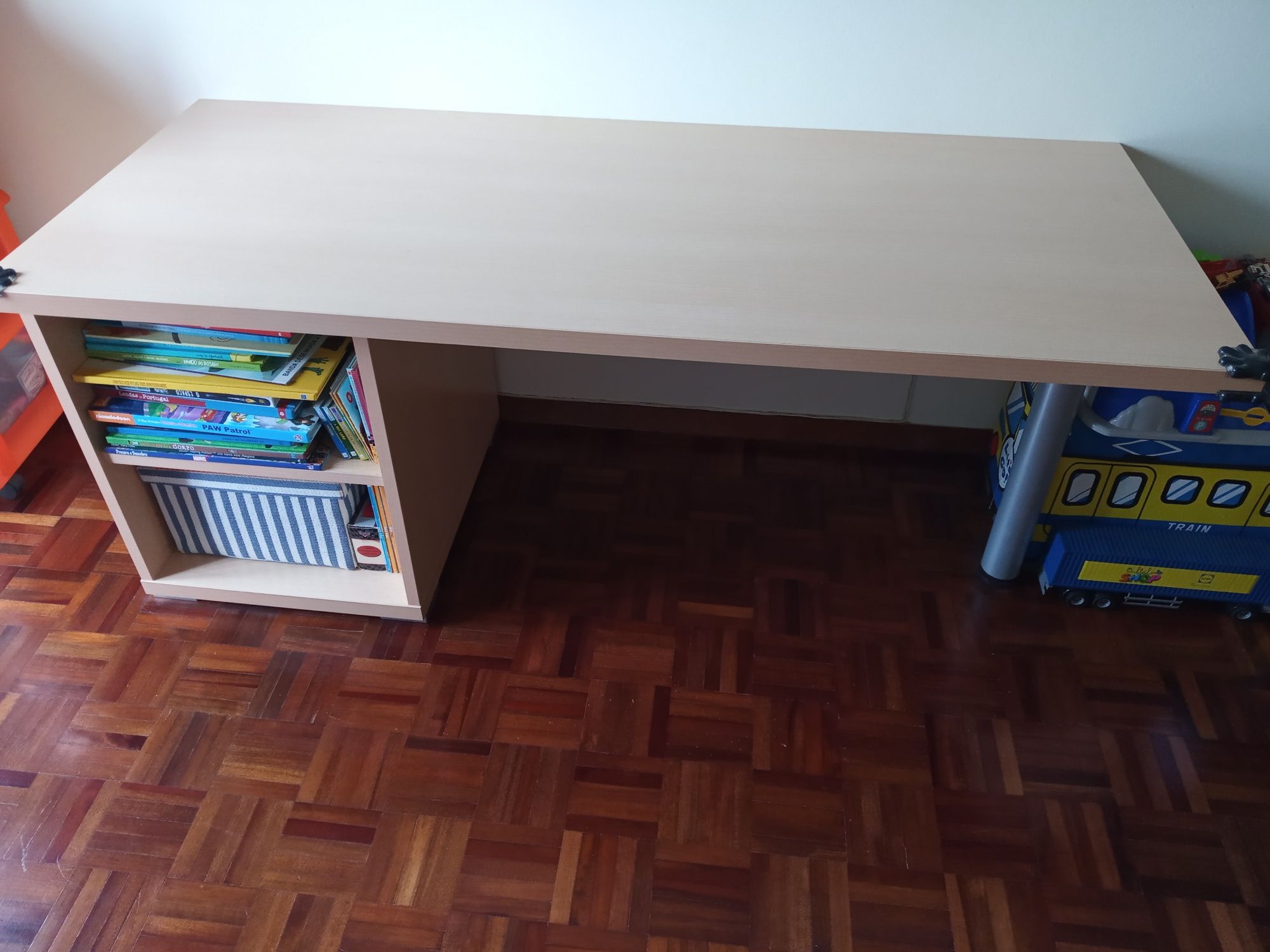 Vendo mesa para quarto criança