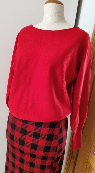 Czerwony sweter,dekolt na plecach, wiązany,bufiaste rękawy