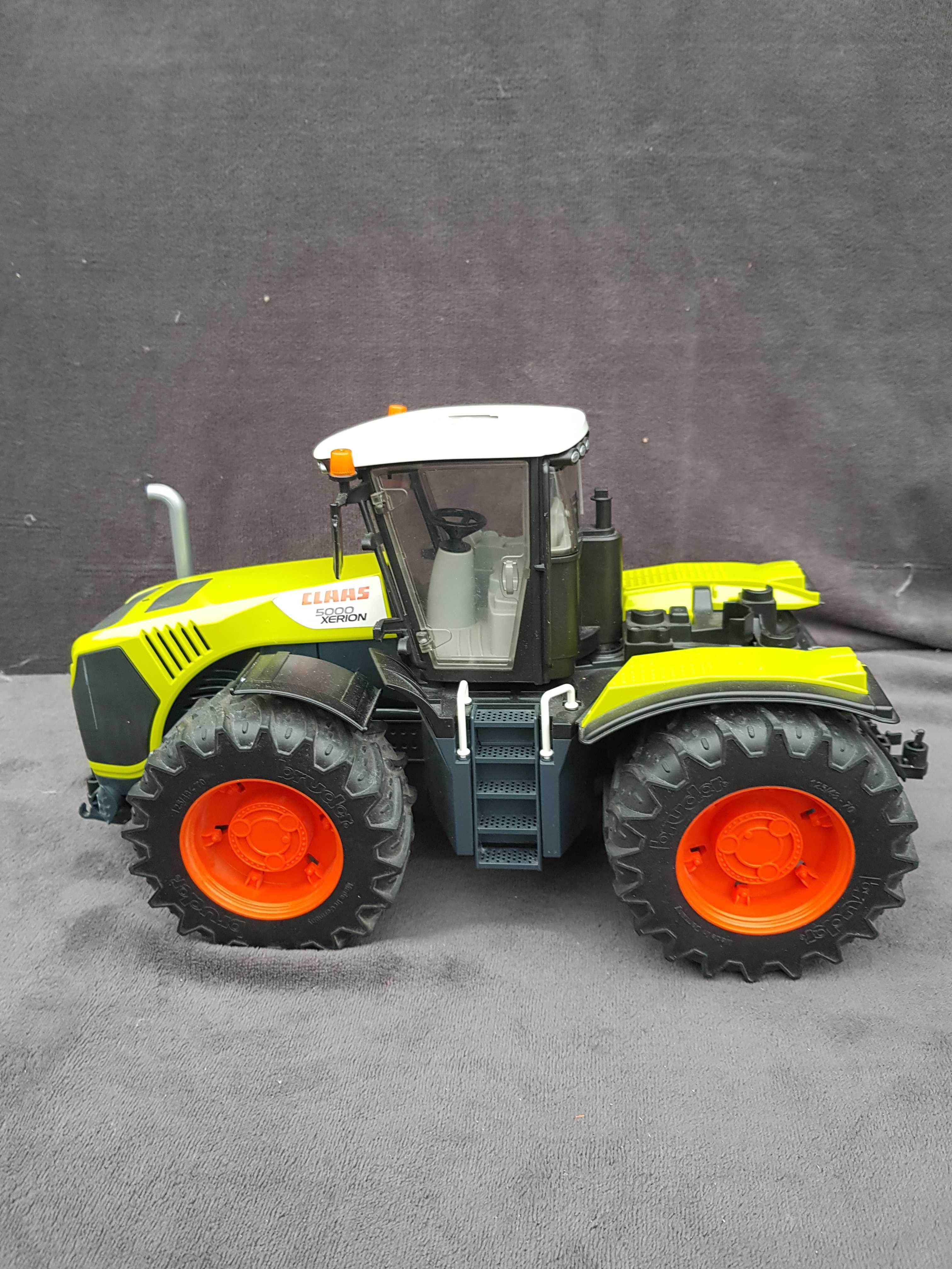 Bruder Traktor Claas Xerion 5000