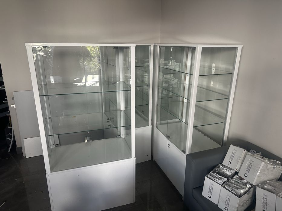 Zestaw witryn szklanych białe meble podświetlane z szybami