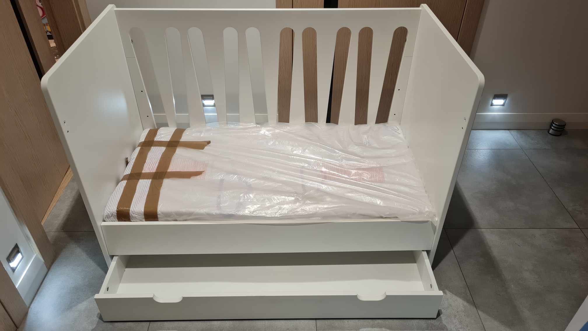 Łóżeczko Pinio z szufladą i materacem Traumeland dla niemowląt 60x120