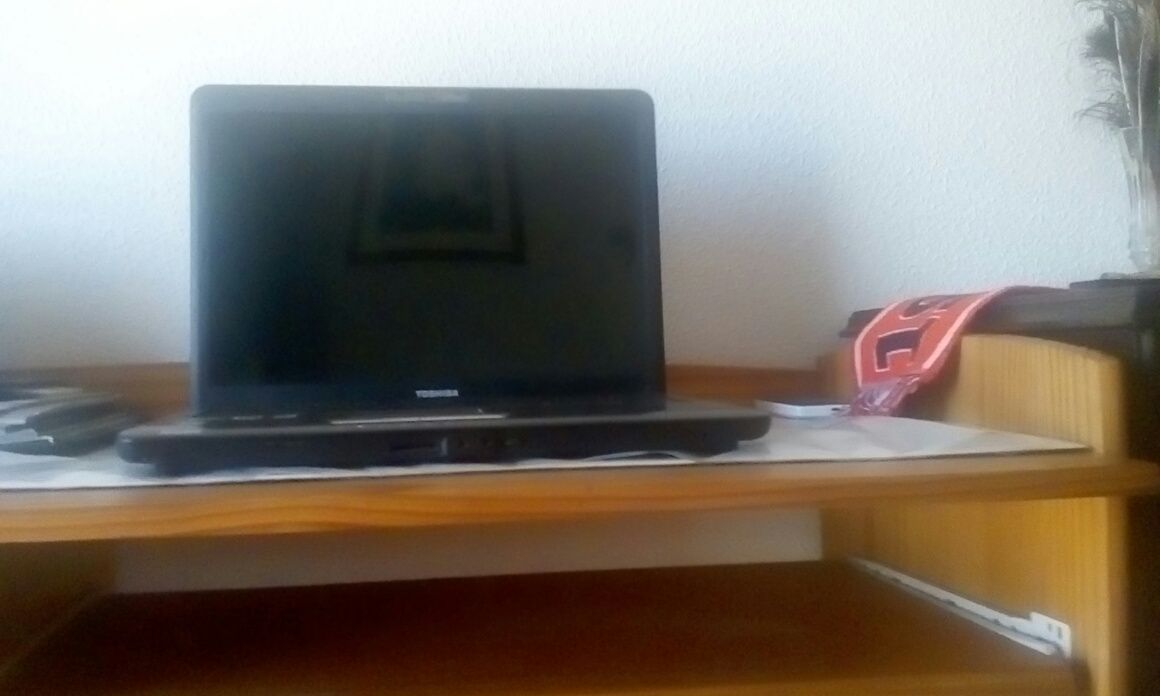 Vendo Computador Toshiba A300 Satelite Portátil e o Carregador!!