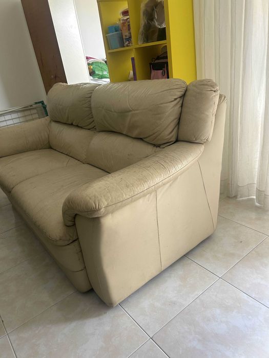 sofá em pele genuína, acompanha a capa da foto