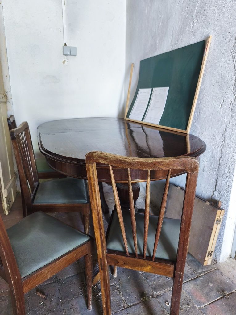 Mesa de jantar em madeira e 4 cadeiras