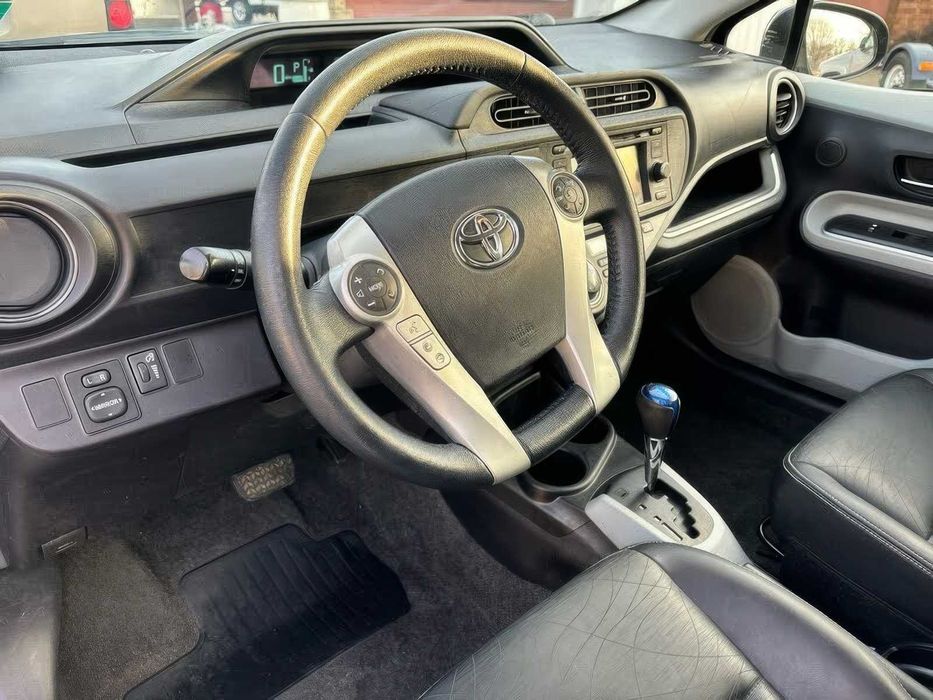 Toyota Prius c Four      2014
