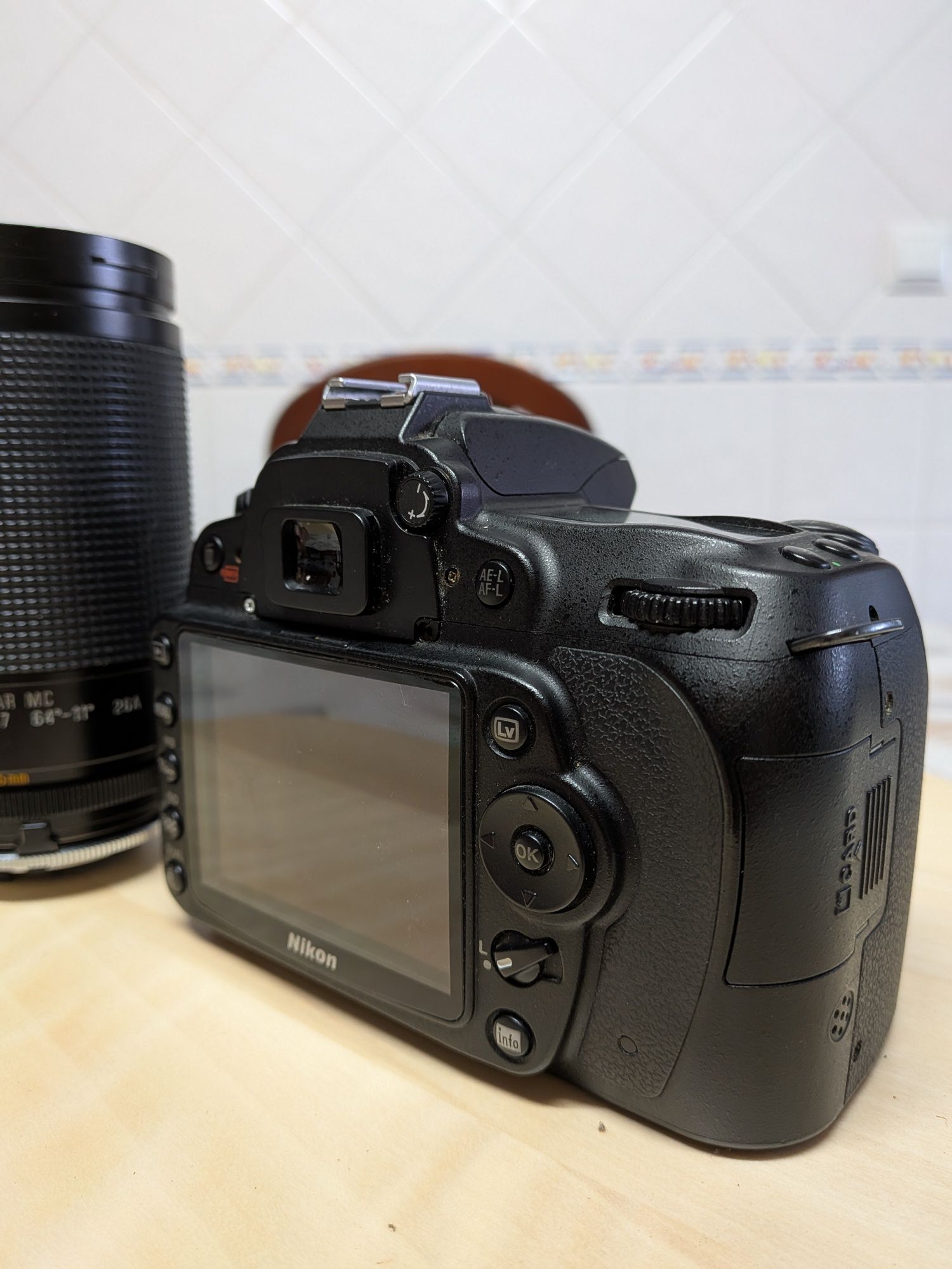 Nikon D90 + Lente + Acessórios (para peças ou reparação)