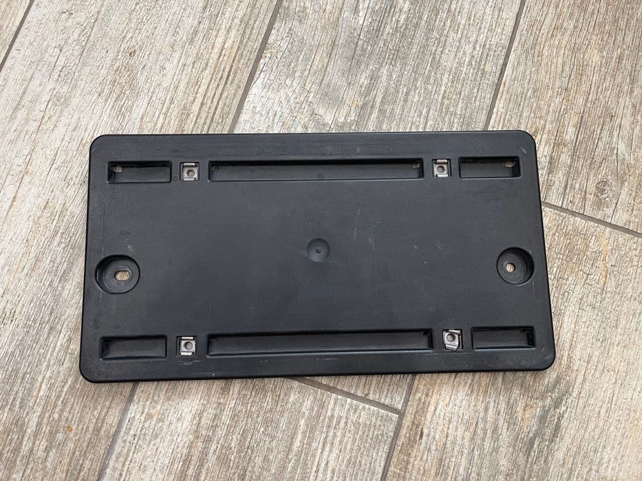 Подіум заднього номерного знаку AUDI (під квадратний номер) 8V5827113B