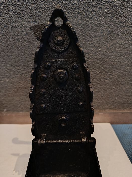 Śliczne stare żeliwne żelazko na węgiel