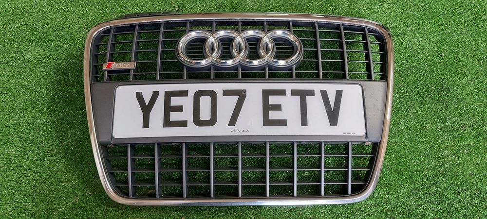 Atrapa Grill +podkładka pod tablicę Audi A4 B7 s-line 8E0853651M