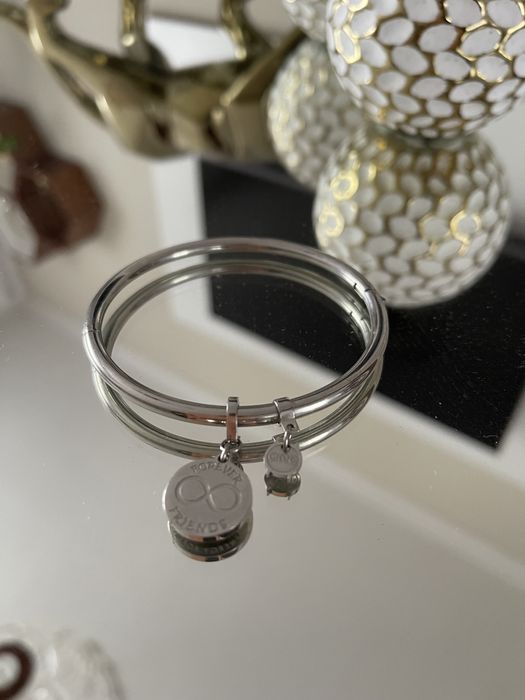 Pulseira com pendente ONE