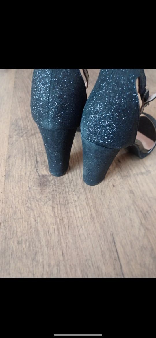 Eleganckie sandały na szpilkach
