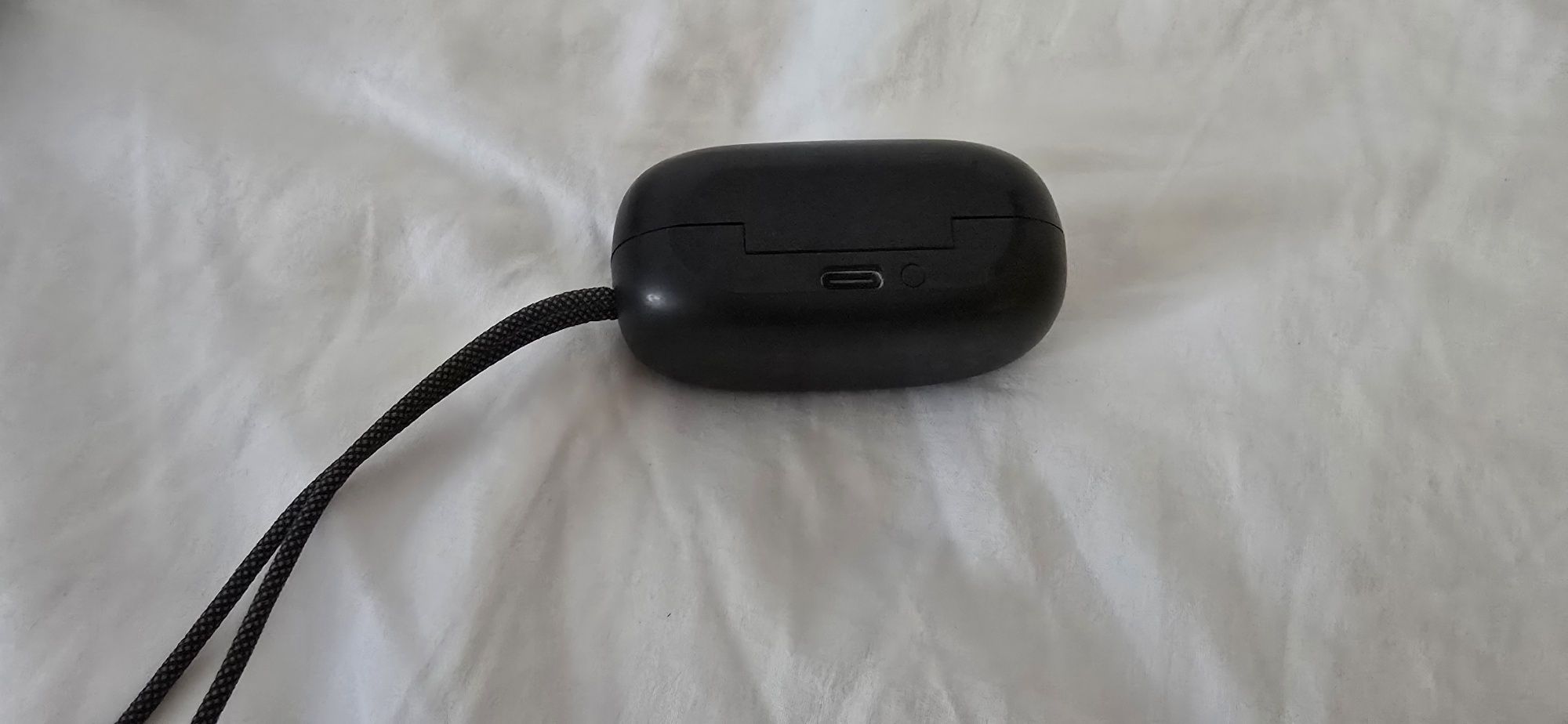 Jbl reflect mini nc(jedna sluchawka gra ciszej)