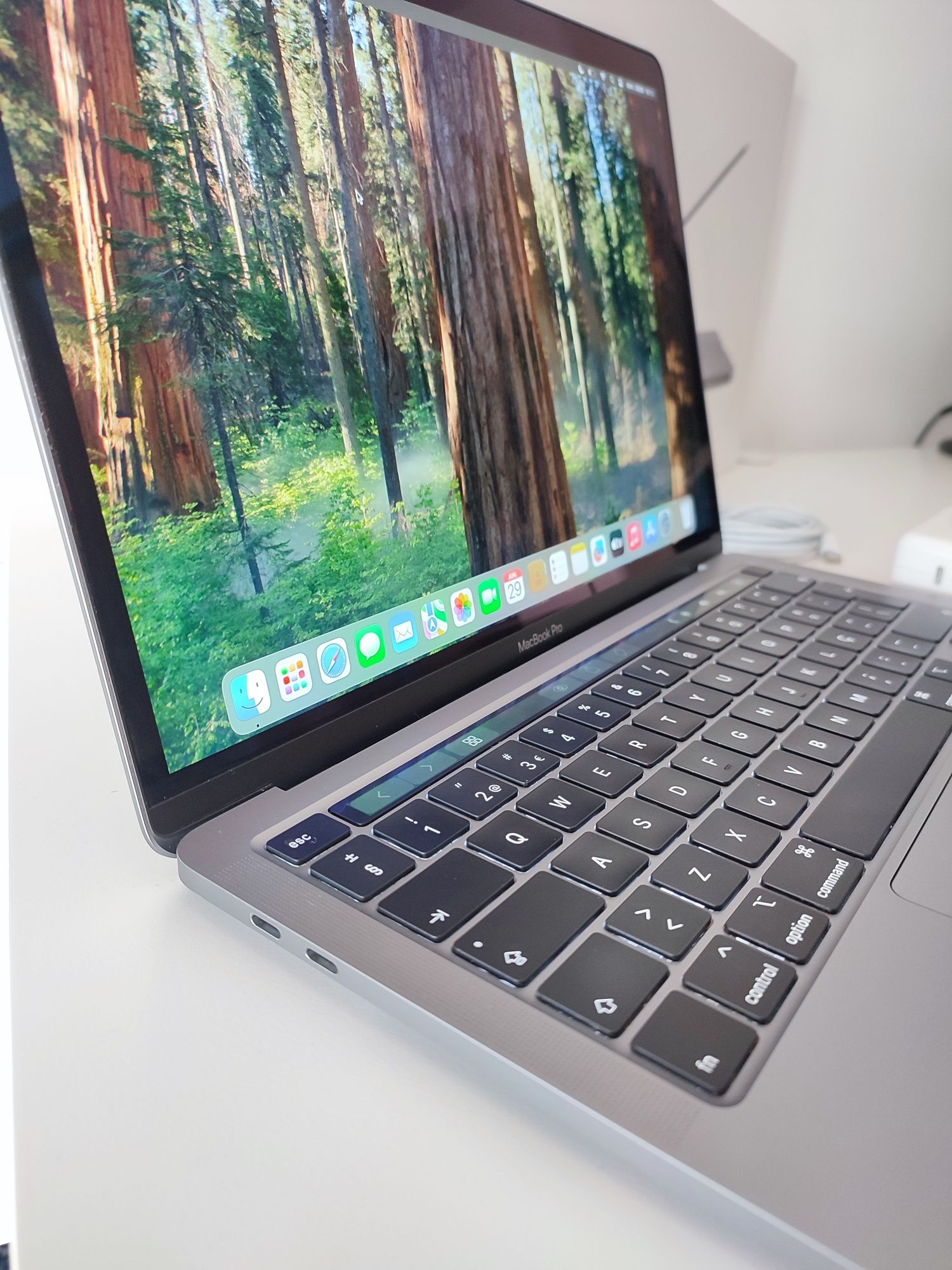 Macbook Pro 2020 16gb RAM 13" TouchBar