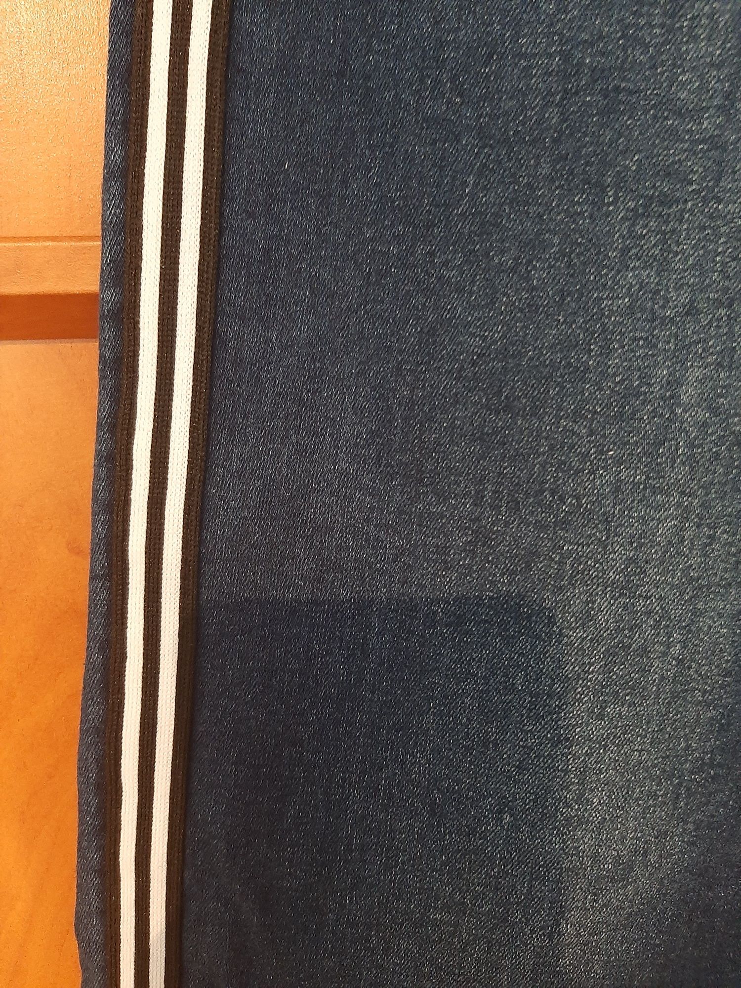 Spodnie jeansy, rozmiar 36 z motywem pasa na zewnątrz