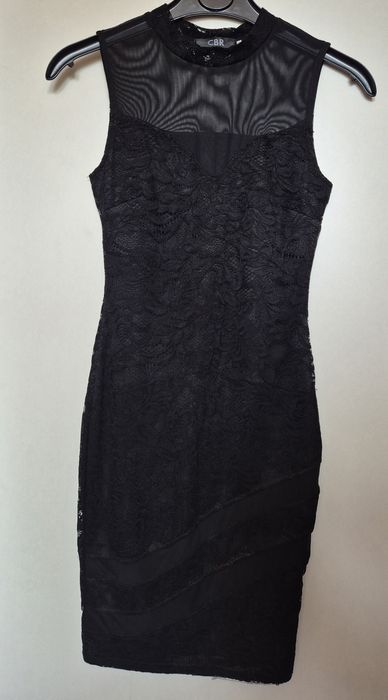 Czarna dopasowana koronkową sukienka w r. S
