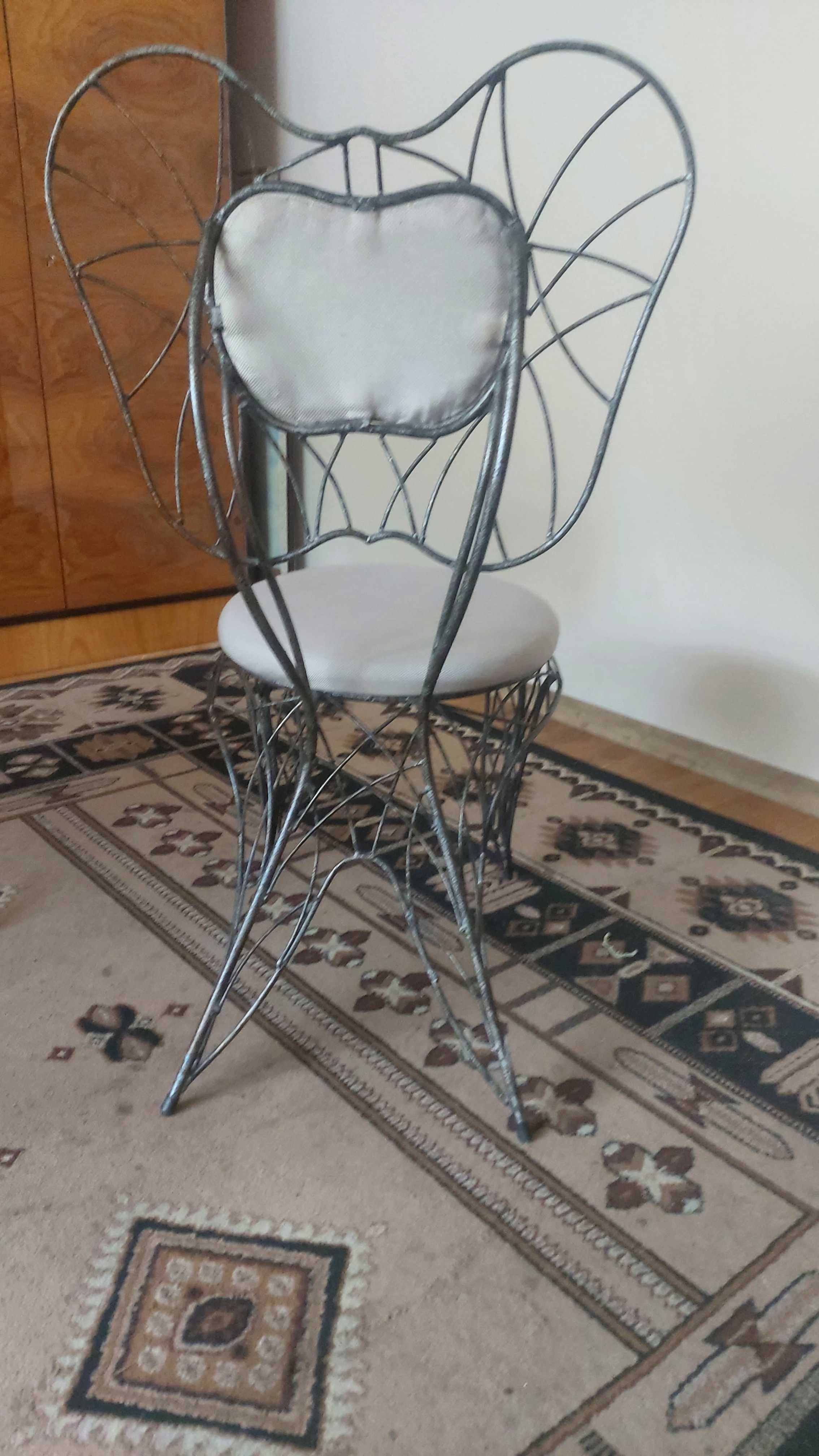 szklany stół z metalowymi nogami i krzesła