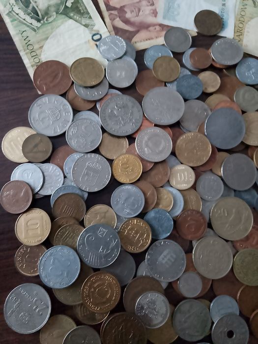 Monety i banknoty ponad 800 gram