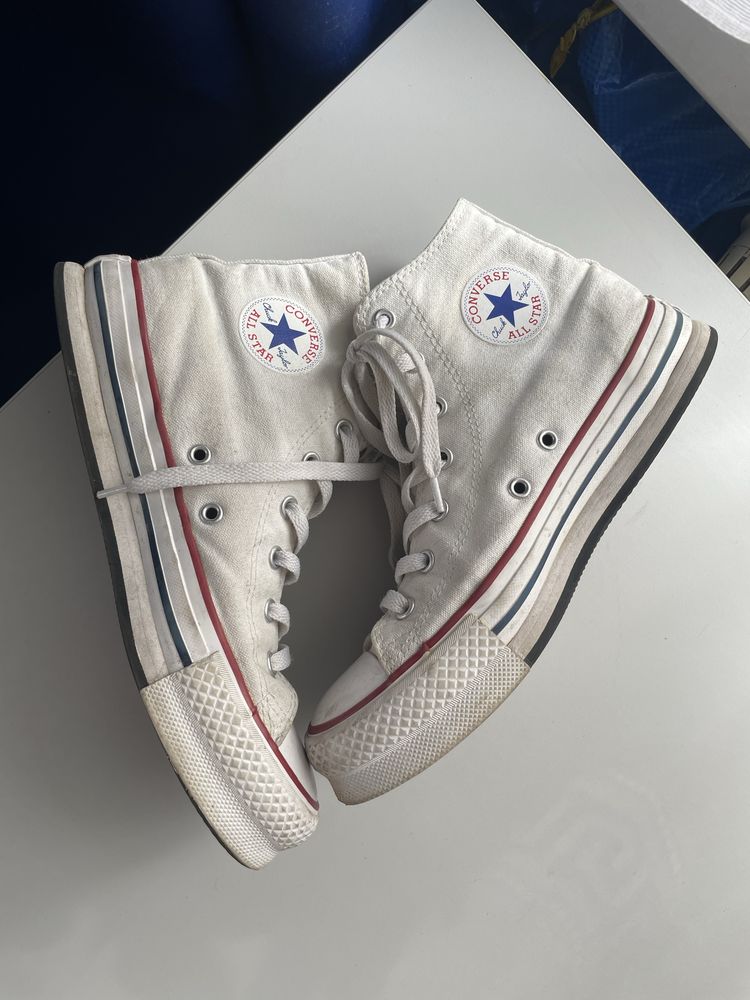 Converse biale na wysokiej podeszwie do kostki