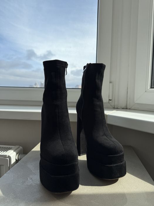 Сапожки на высоком каблуке. Ботильоны