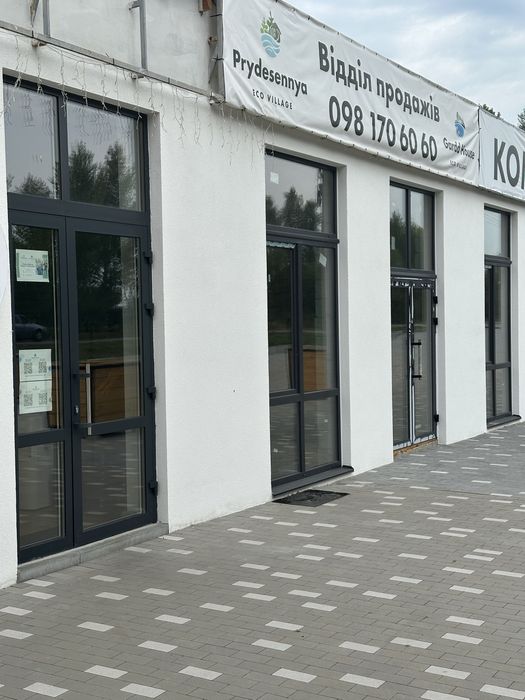 Приміщення під ваш бізнес. Вʼїзд в котеджне містечко.