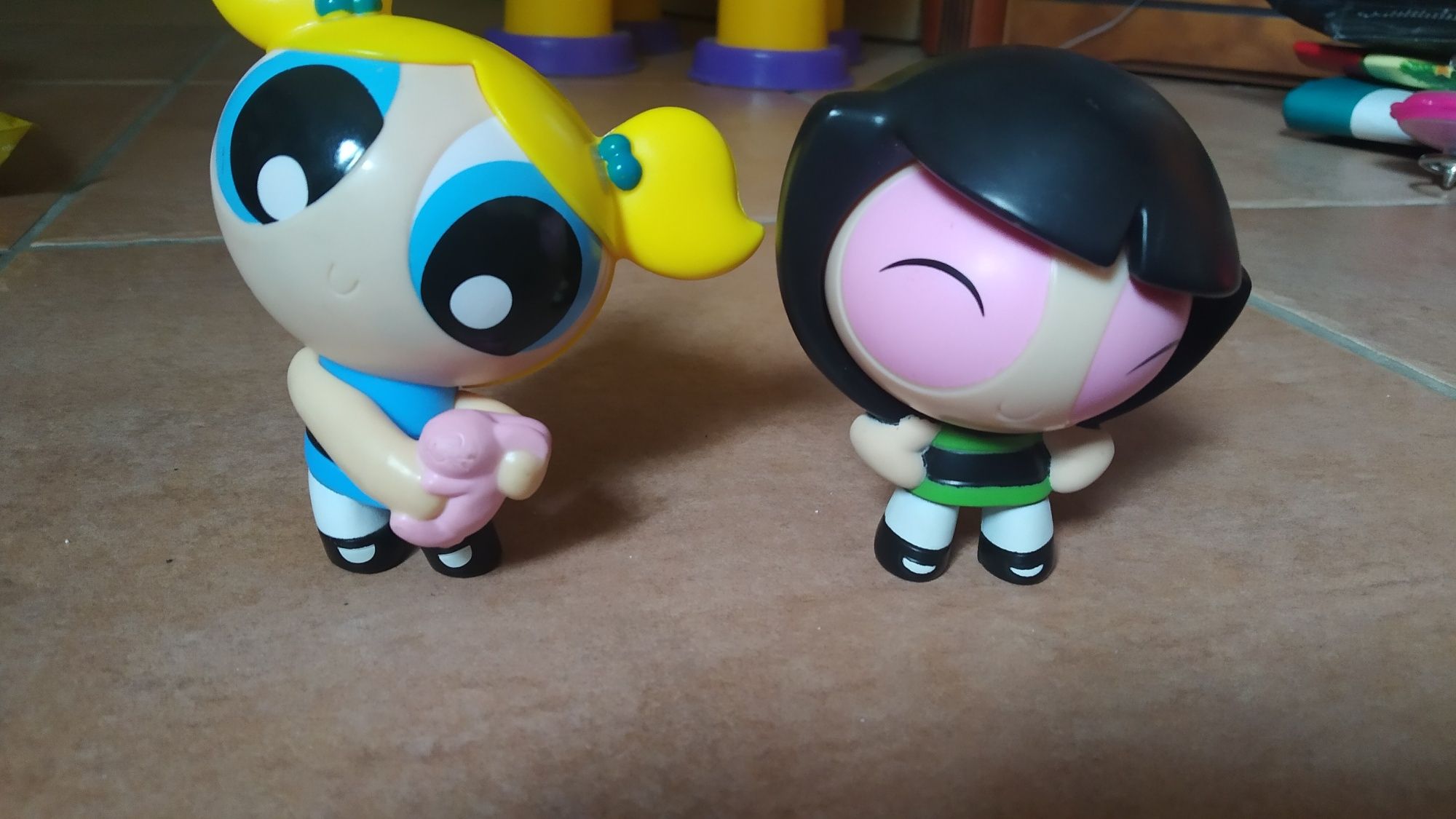 2 personagens do desenho animado "powerpuff girls"
