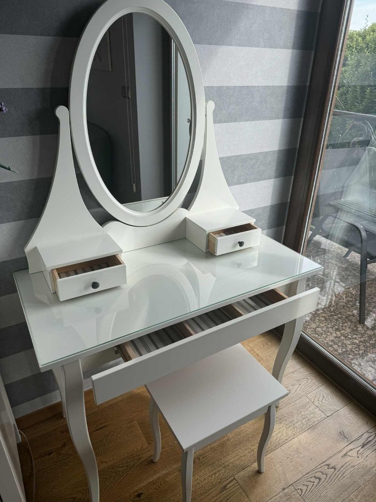 Toaletka biała HEMNES + taboret