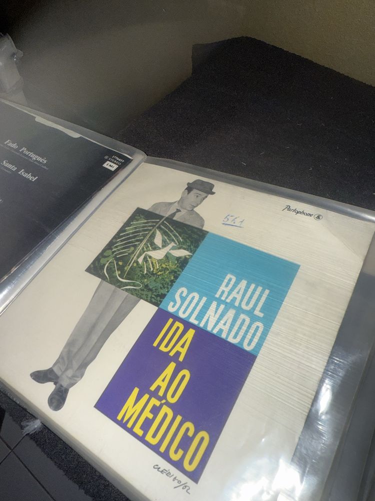 Capa com varios discos vinis antigos