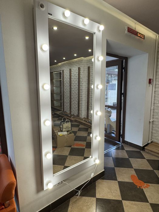 Велике гримерне дзеркало з підсвіткою