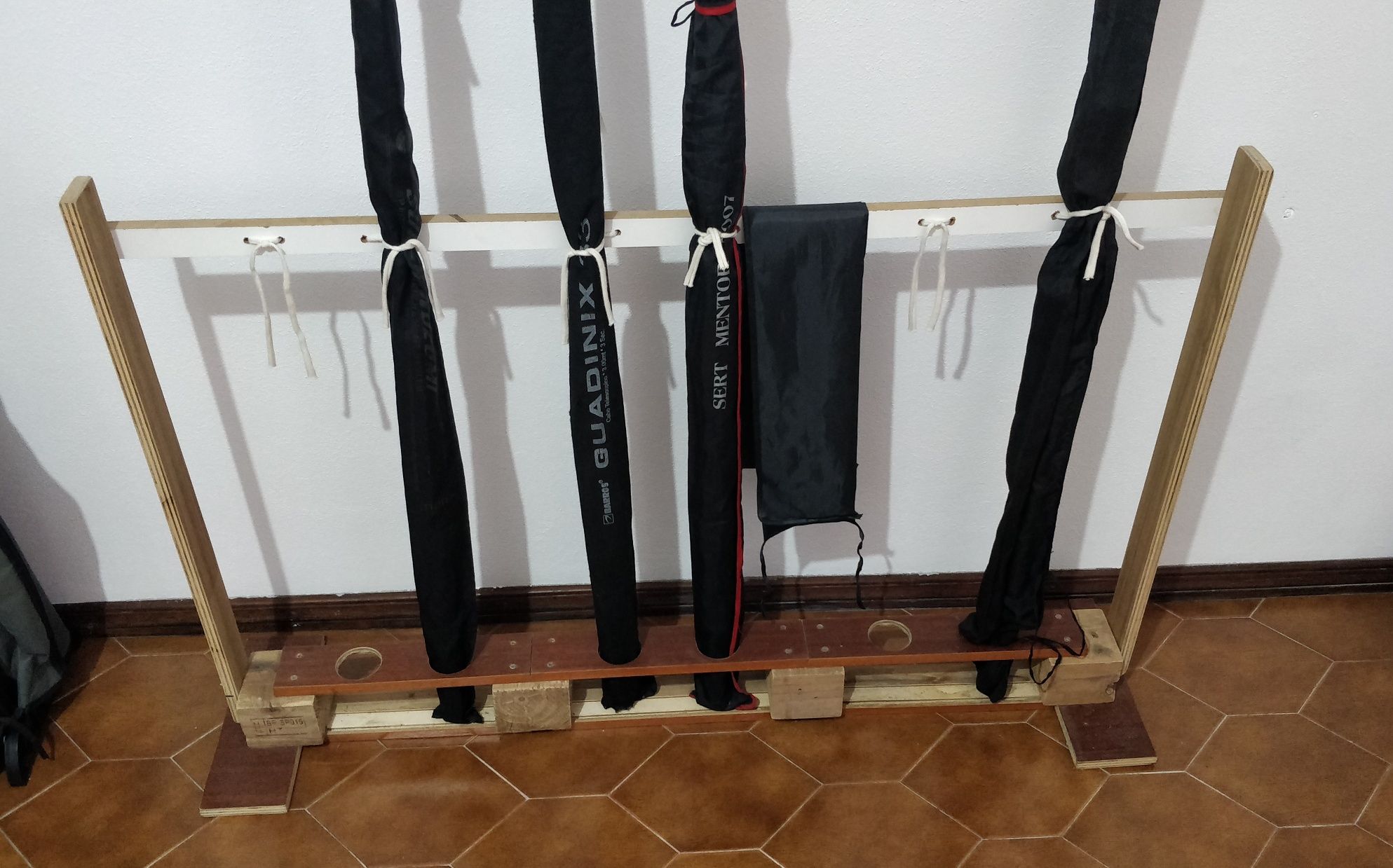 Suporte canas de pesca / alfaias de limpeza ou agrícolas