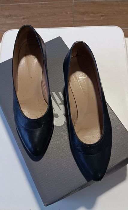Sapatos de senhora pretos, número 37.