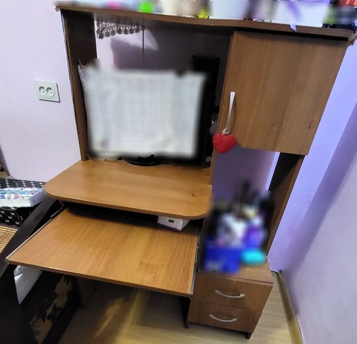 Комп'ютерний стіл / письмовий стіл