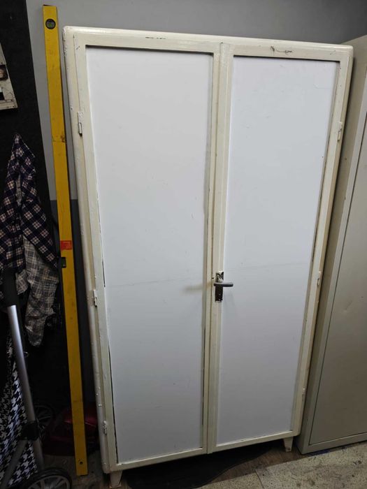 Stara szafa lekarska prl