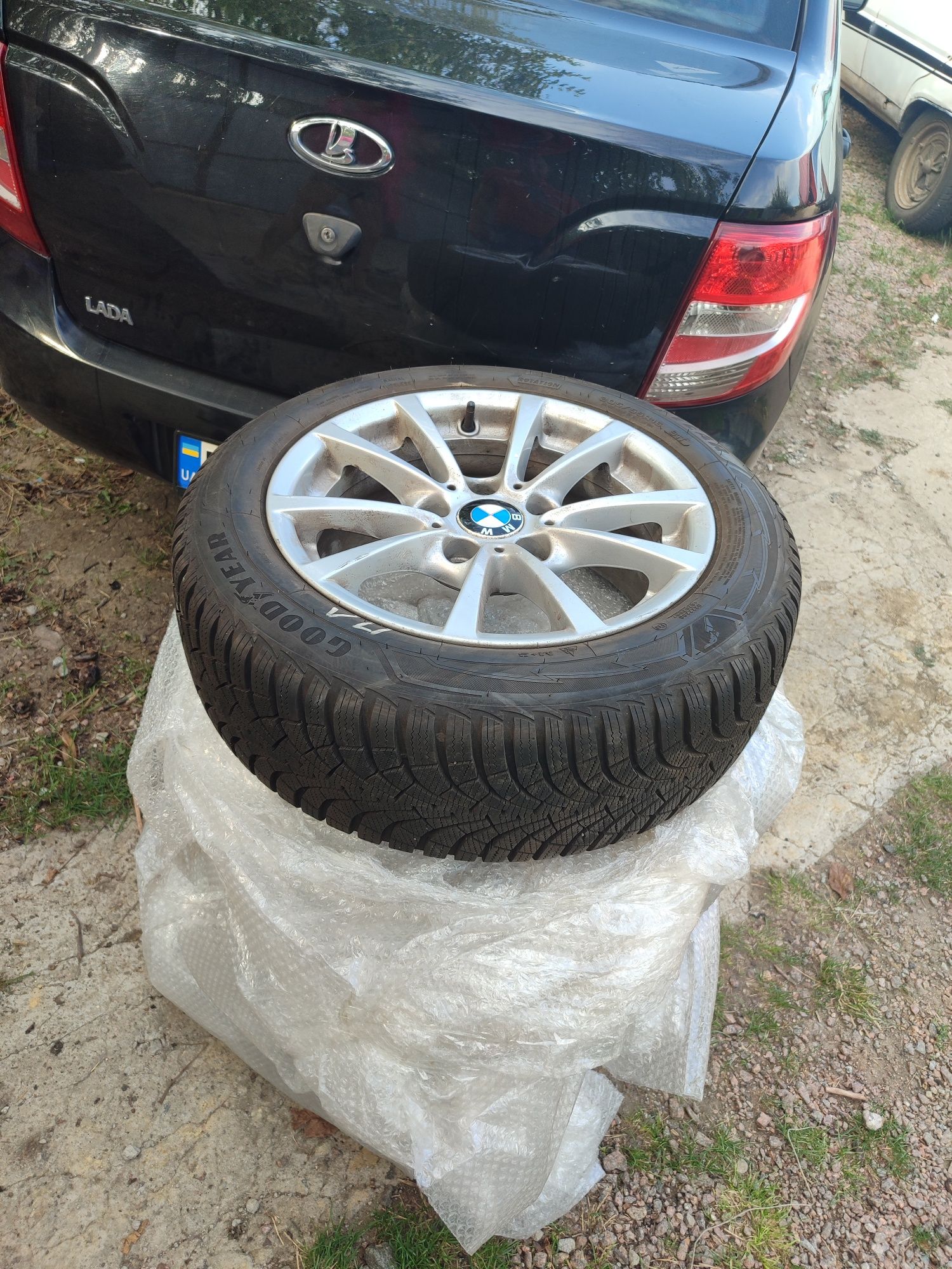 Продам 4 БМВ 5*120 205/55 r16  bmw диска на отличной резине goodyear r