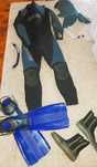 Equipamento completo de mergulho: fato 7mm, botas, máscara e saco.