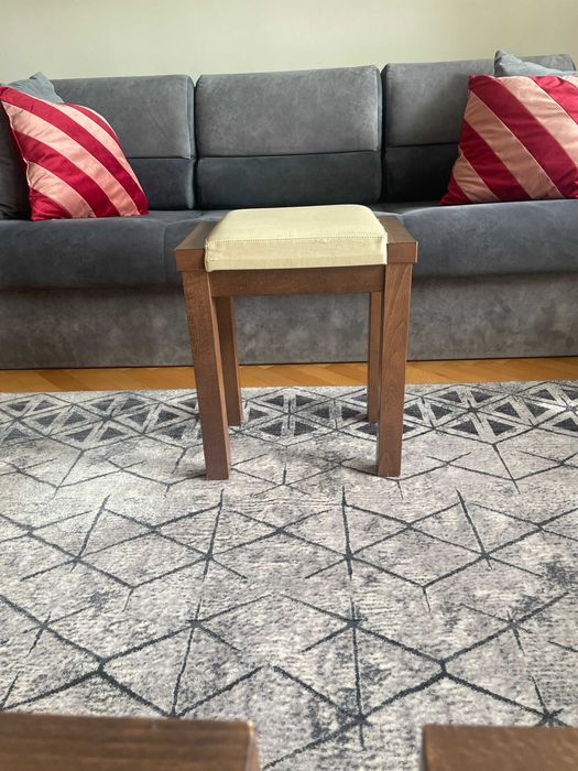 Stabilne drewniane krzesła z siedziskiem ze skóry.