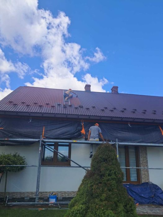 Obróbki kominów, wymiana rynien , dachy i malowanie dachów.