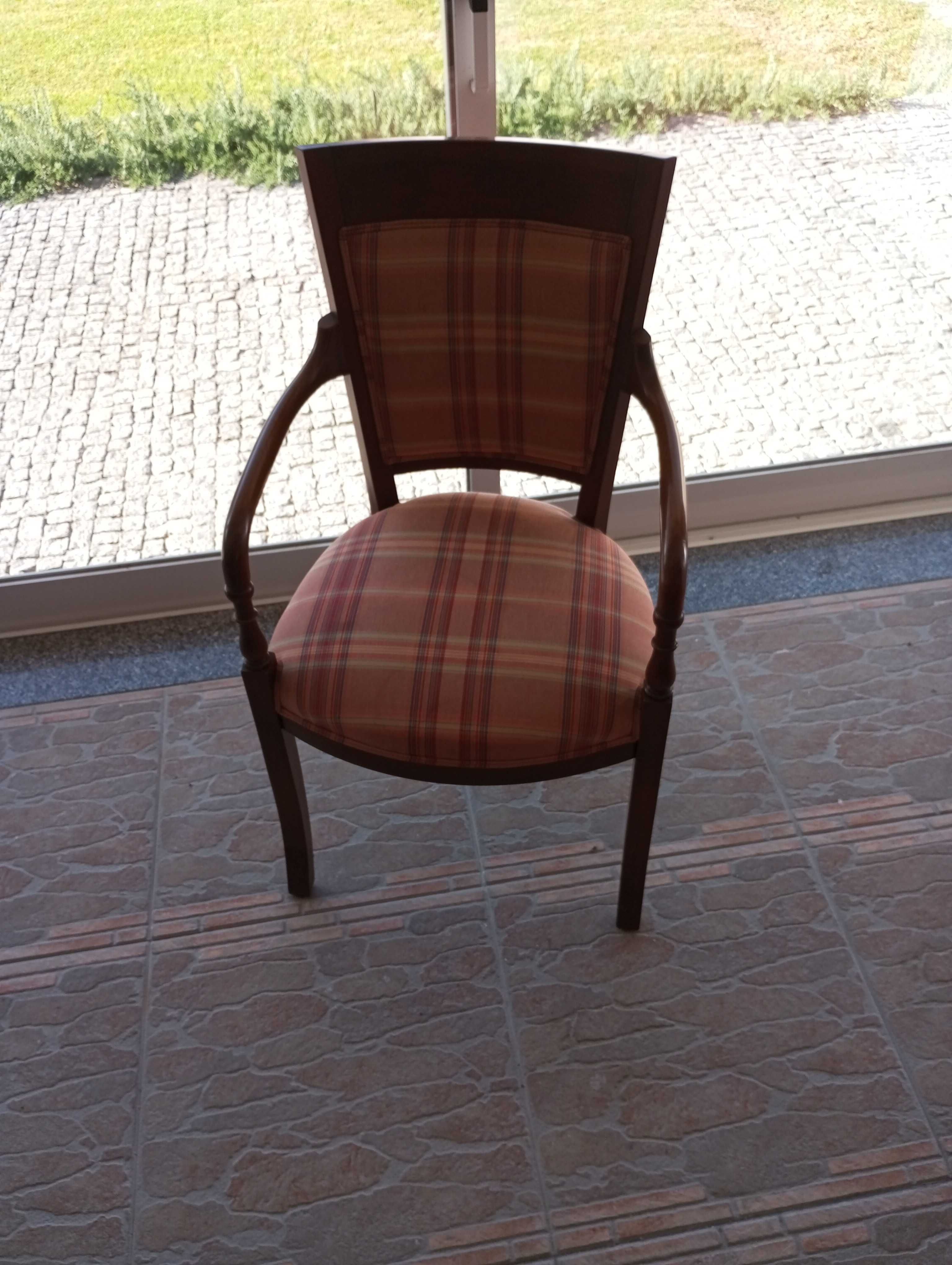 Cama de casal,estrado,mesinhas,cadeira,comoda.