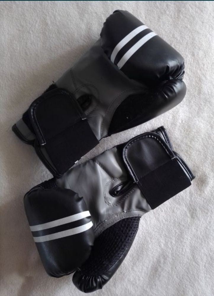 Чёрные боксерские перчатки Лонсдейл