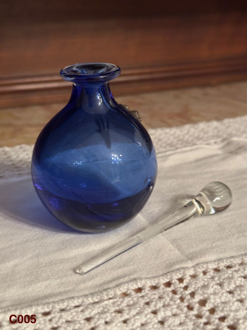 Frasco de perfume com detalhe em estanho