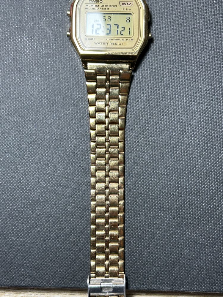 Casio vintage dourado