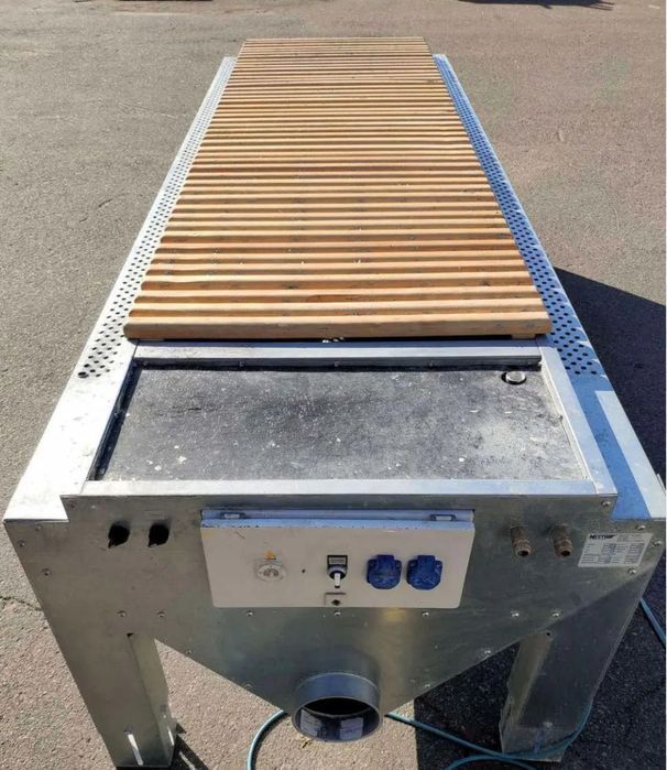 Шлифовальный стол Nestro NAST для работы ручным инструментом.