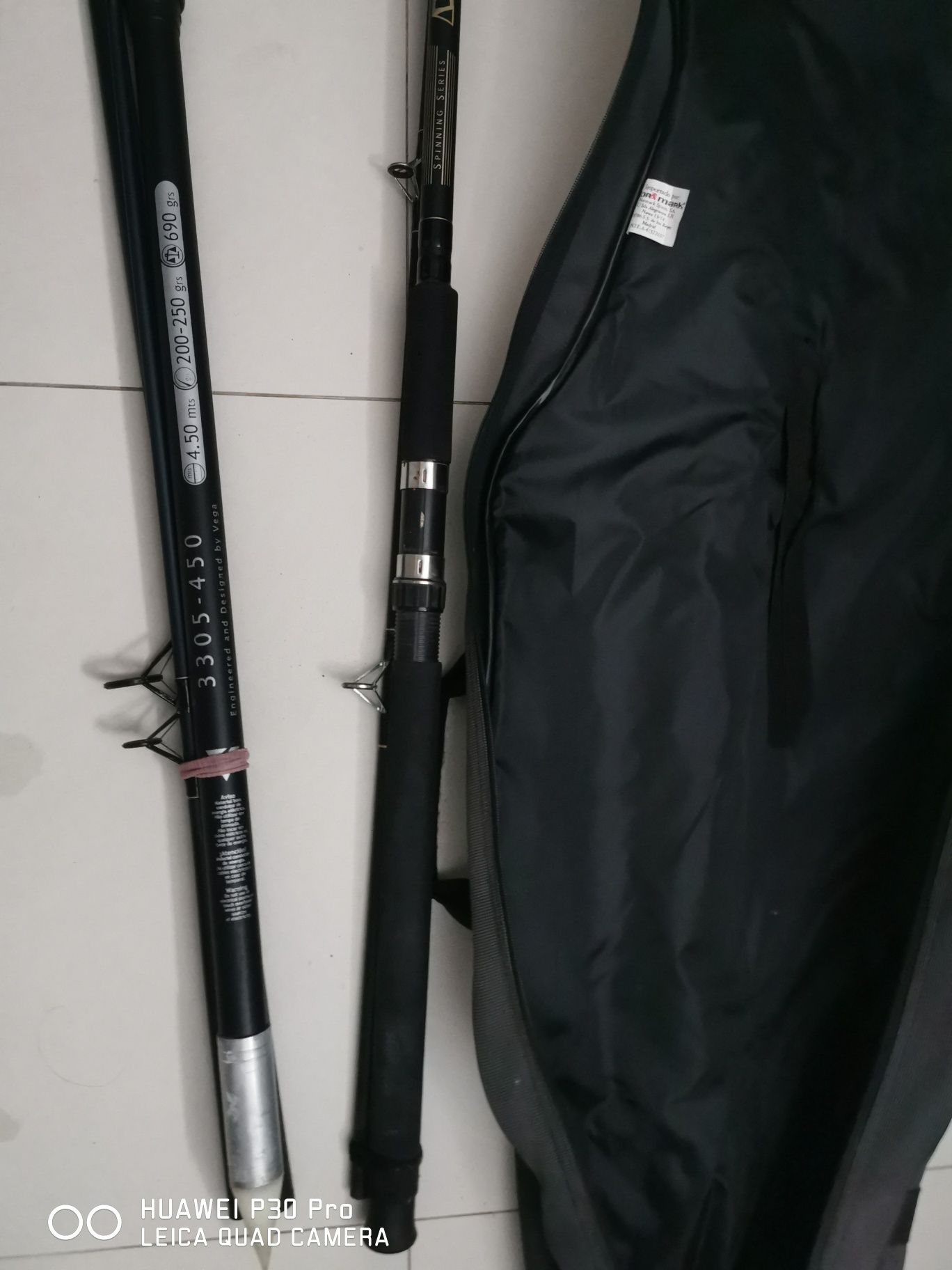 Duas canas de pesca e a mala de transporte, em muito bom estado