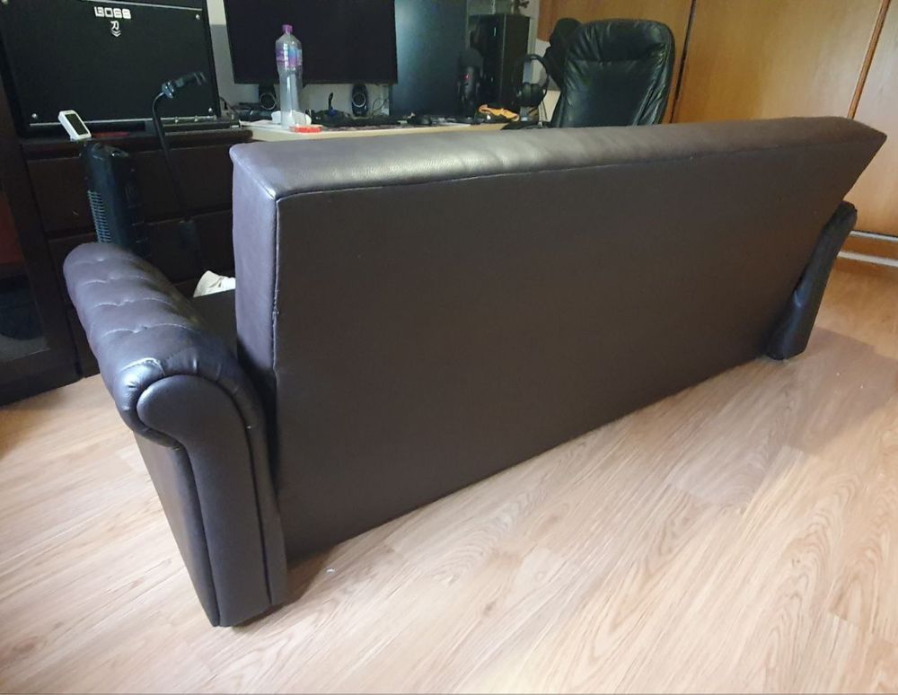 Sofá com modo sofá-cama em pele sintética com efeito capitoné e arrumo